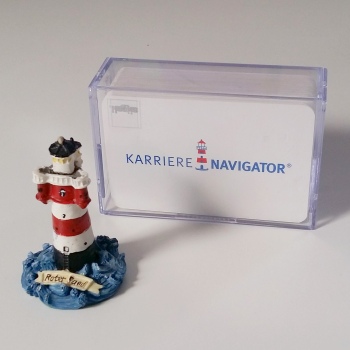 Figur eines Leuchtturms, im Hintergrund Karten mit Karriere Navigator Logo