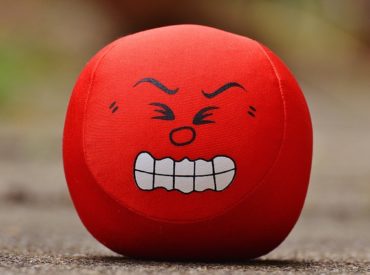 roter Ball mit wütendem Gesicht