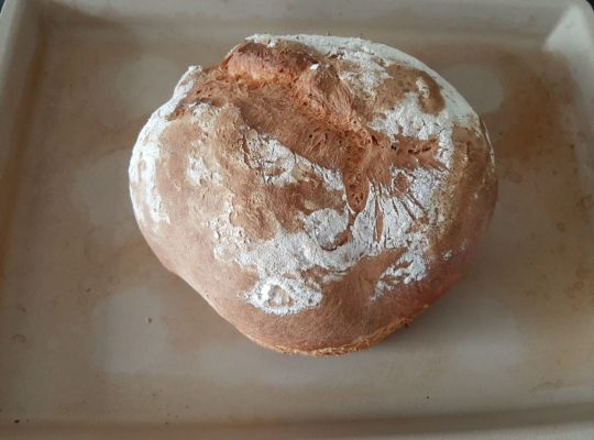 gebackenes Brot auf einem Blech