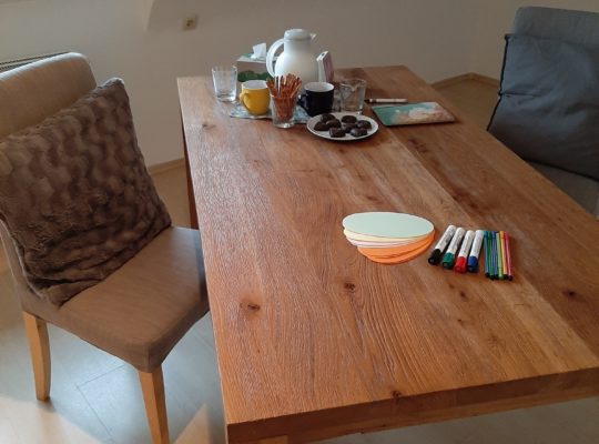 Tisch mit 2 Stühlen, Moderationskarten auf dem Tisch, Coaching