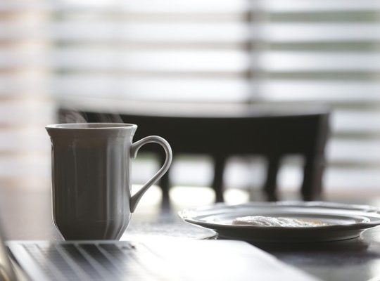 Tasse und Teller auf einem Tisch