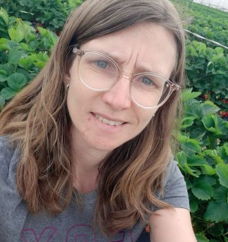 Daniela Koster beim Erdbeeren pflücken