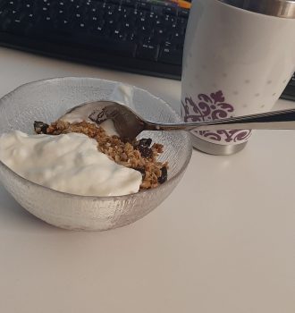 Müsli und Kaffee am Schreibtisch