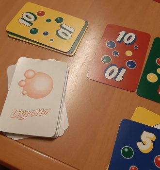 Tisch mit Kartenspiel Ligretto