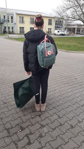 Mädchen von hinten mit Rucksack