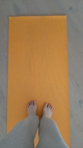 Füße auf Yogamatte