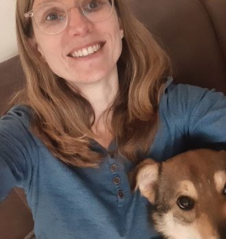 Daniela Koster mit Hund auf der Couch