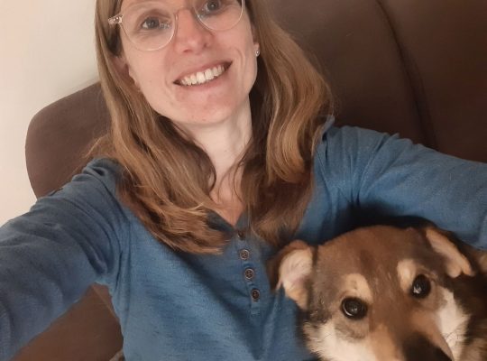 Daniela Koster mit Hund auf der Couch