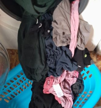 gewaschene Wäsche, die aus der Waschmaschine quillt