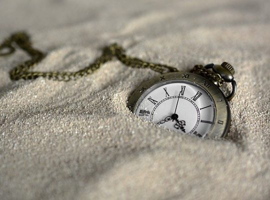 Taschenuhr liegt im Sand