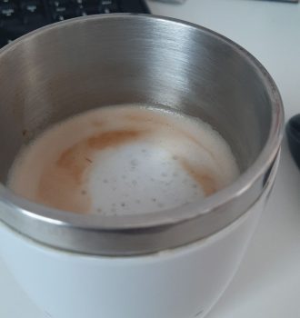Thermobecher mit Kaffee