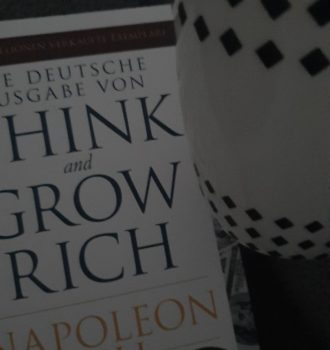 Buch "Think and grow rich" und Tasse mit Tee