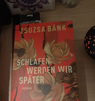 Buch auf dem Nachtisch