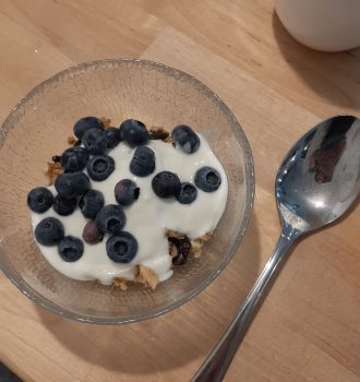 Granola mit Joghurt und Blaubeeren