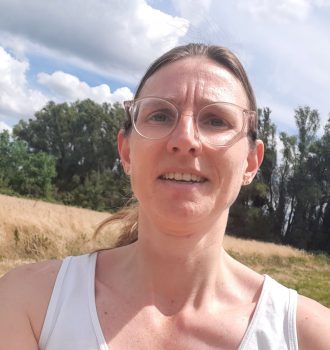 Daniela Koster beim Joggen im Feld