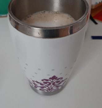 Thermobecher mit Kaffee