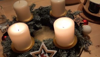Adventskranz mit zwei brennenden Kerzen