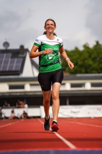 Daniela Koster im Zieleinlauf beim Koberstädter Waldmarathon