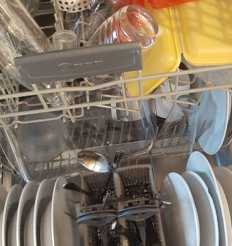 geöffnete Spülmaschine mit sauberem Geschirr