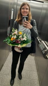 Daniela Koster mit Blumen im Aufzug