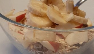 Müsli mit Joghurt, Banane und Apfel