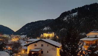 Schloss mit Haus im Vordergrund