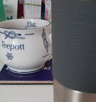 Kaffee- und Teetasse auf einem Schreibtisch