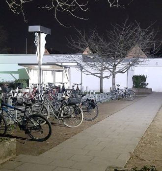 Schulgebäude mit Fahrradständern davor