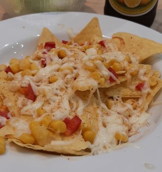 Teller mit überbackenen Nachos