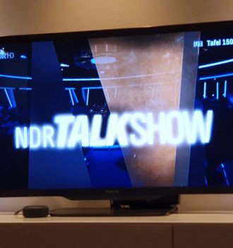 Foto eines Fernsehers, auf dem die NDR Talkshow beginnt